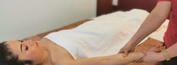 Die Kunst der Berührung: Die Arbeit bei einer traditionellen Thai-Massage in München